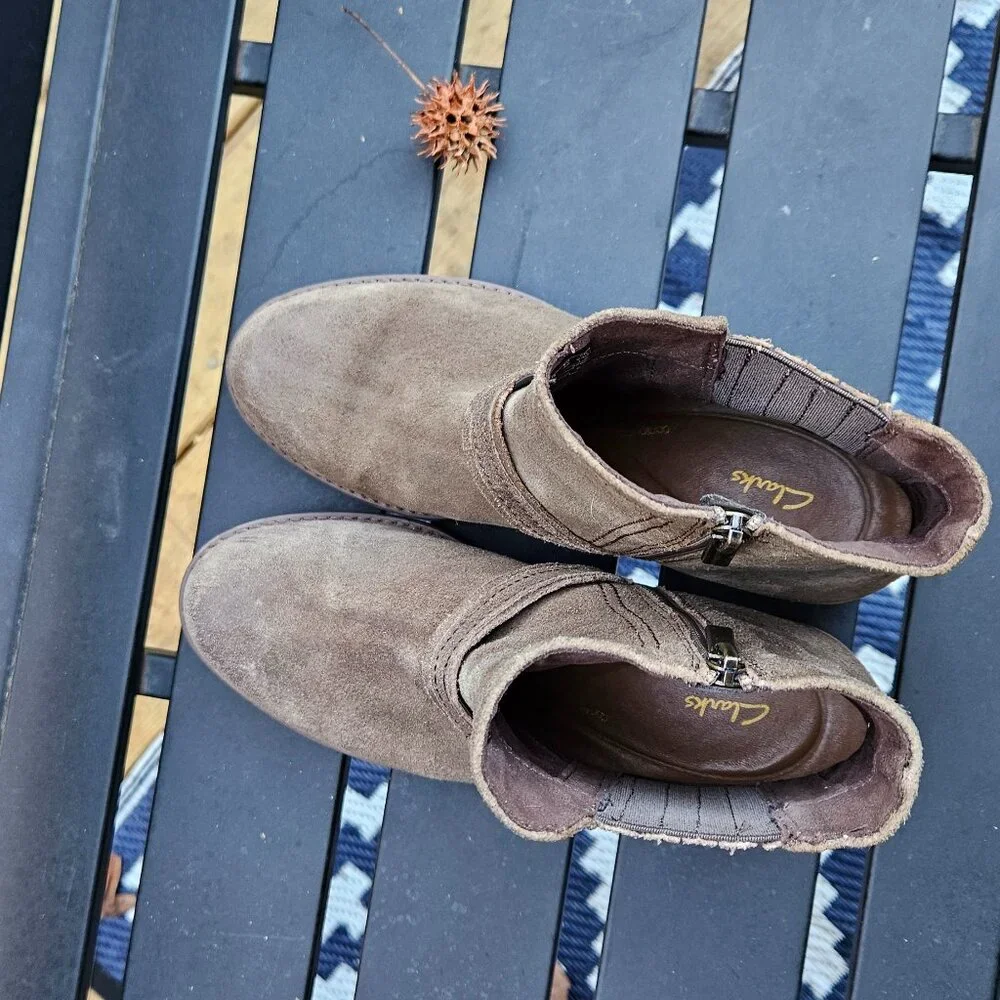 Clarks Lug Sole Brown Suede Boots - Sz 8 - Picture 7 of 7